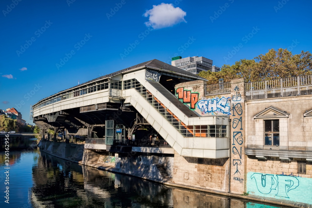 berlin, deutschland - 30.10.2019 - u-bahnhof hallesche tor in kreuzberg berlin, deutschland - 30.10.2019 - u-bahnhof hallesche tor in kreuzberg