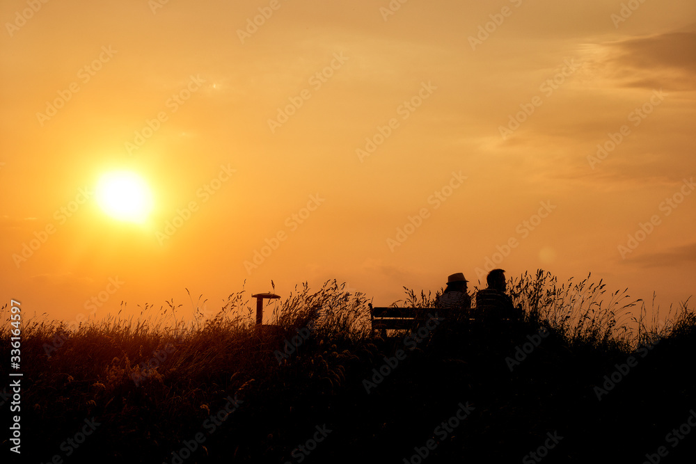 Para przy zachodzie słońca