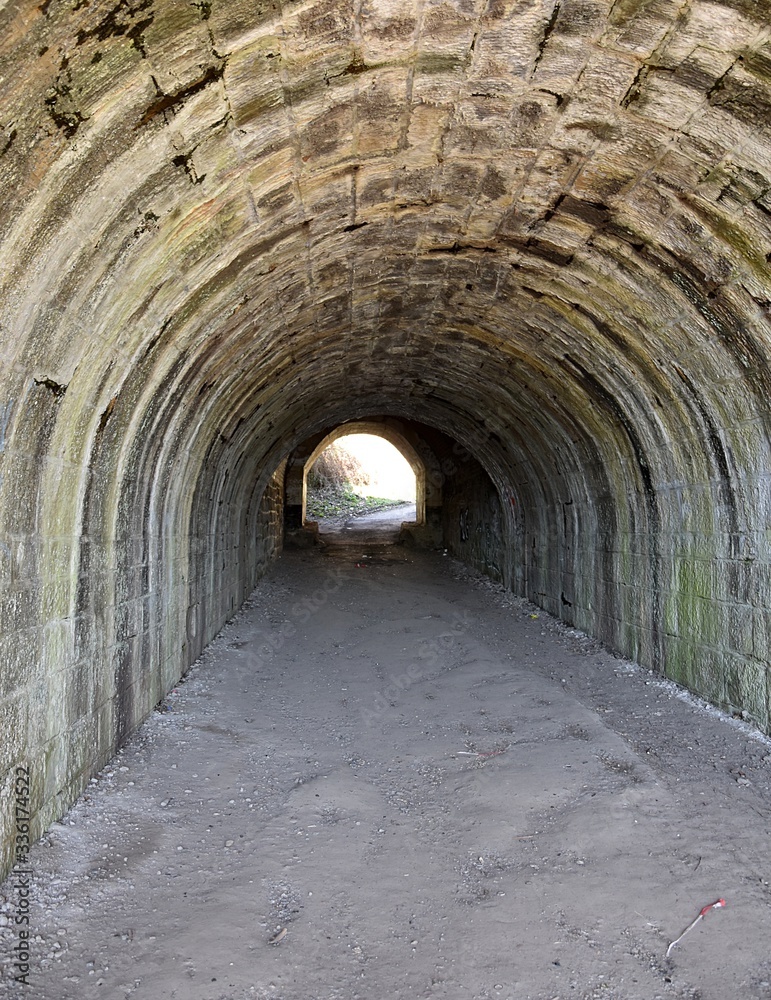 Tunel ,przejscie pod starym mostem