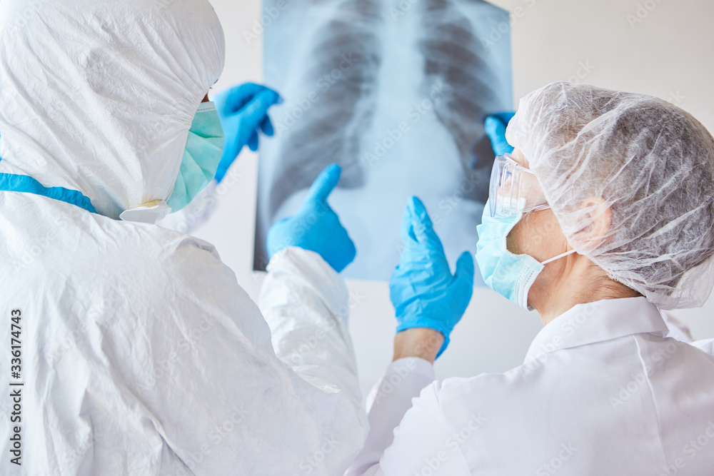Fototapeta premium Ärzte mit Lungenentzündung auf Röntgenbild von Covid-19 Patient