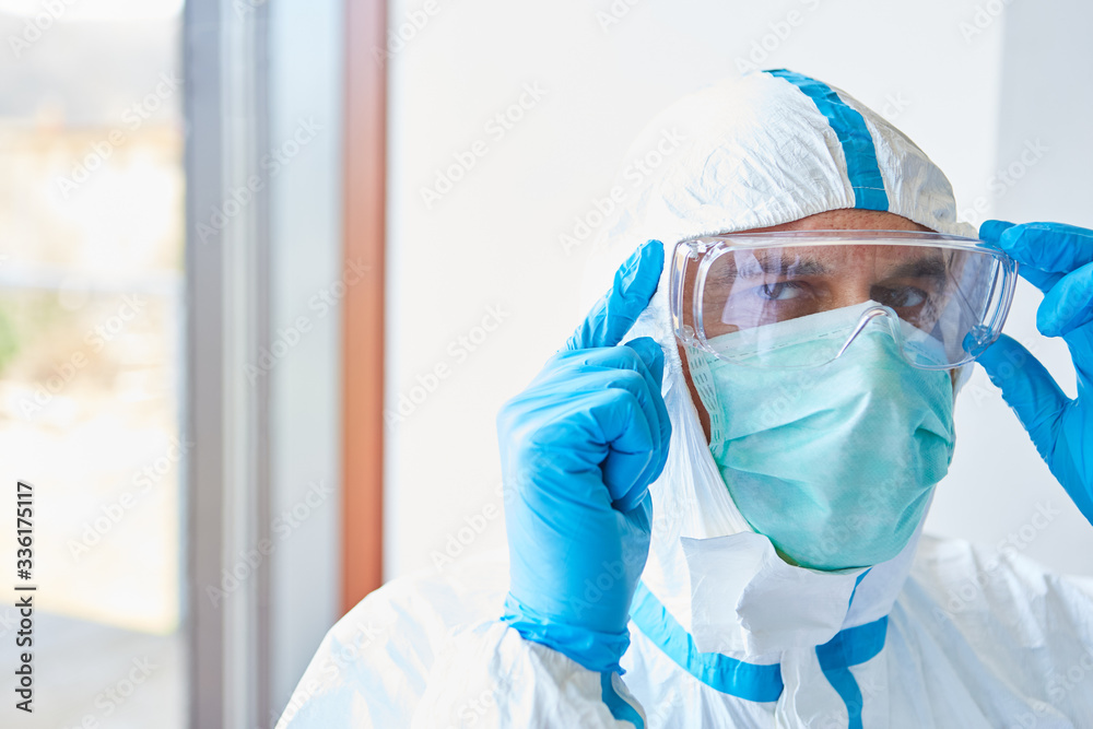 Arzt in Klinik mit Schutzkleidung und Schutzbrille Stock Photo | Adobe ...