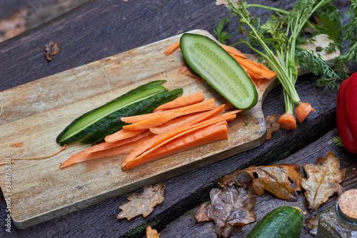 verduras cortadas en tiras zanahoria y pepino sobre madera photo