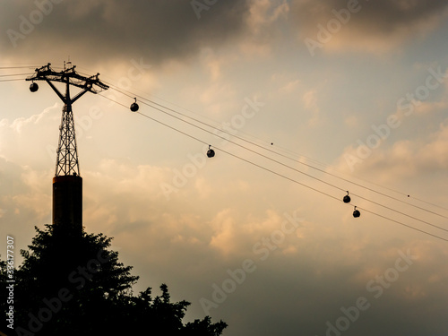 Obraz na plátně Cable cars between Singapore and Sentosa island silhouetted against dark ominous