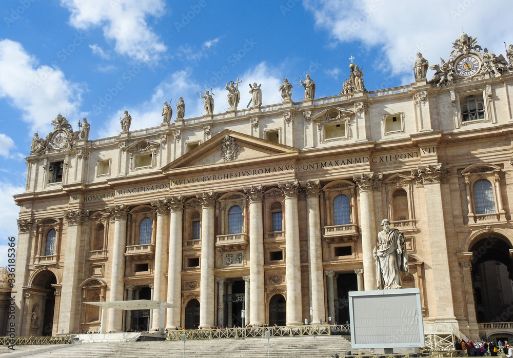 Fachada de la Basilica de San Pedro en la Ciudad del Vaticano