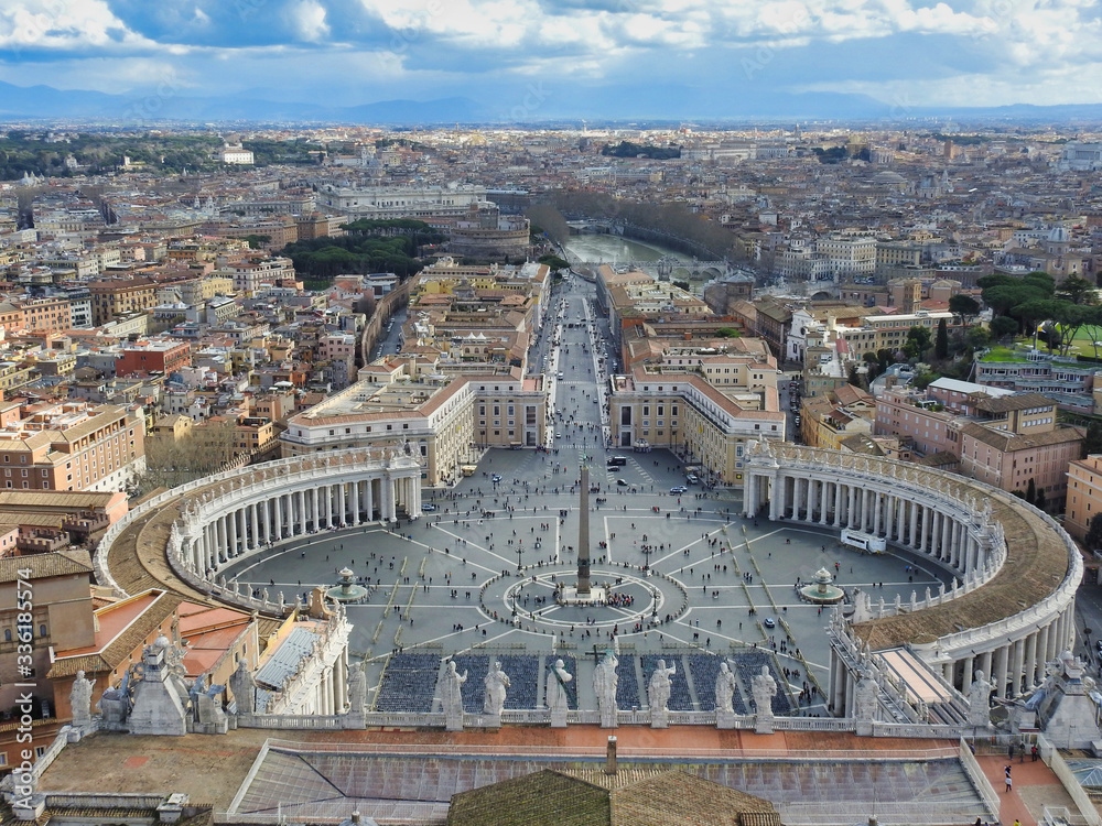 Vista Panorámica de la Plaza de San Pedro y la ciudad de Roma desde la cúpula de la Basilica de San Pedro en la Ciudad del Vaticano