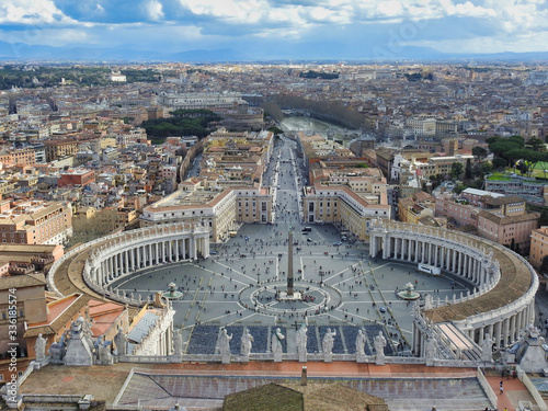 Vista Panorámica de la Plaza de San Pedro y la ciudad de Roma desde la cúpula de la Basilica de San Pedro en la Ciudad del Vaticano © esdelval