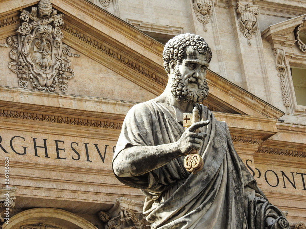 Estatua de San Pedro en la plaza de la Ciudad del Vaticano Stock Photo ...