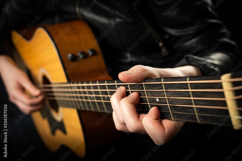 Fototapeta premium Auf einer Akustik-Gitarre Musik machen.