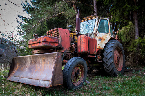 Obraz na płótnie An old abandoned tractor in a former military area w salonie