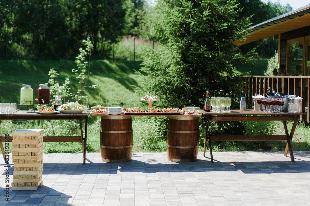 Naklejka premium outdoor dining table near the house on a sunny day