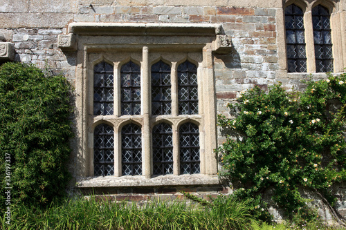 Fototapet Saltash (England), UK - August 21, 2015: An old window Cotehele park, near Saltash,  Cornwall, England, United Kingdom