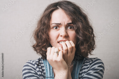 Φωτογραφία Woman bites his nails on the experiences of fear