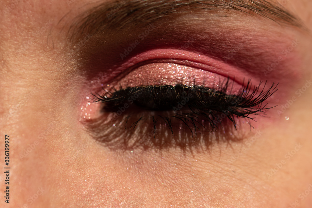 Pinker Lidschatten in der Nahaufnahme Pinker Lidschatten in der Nahaufnahme