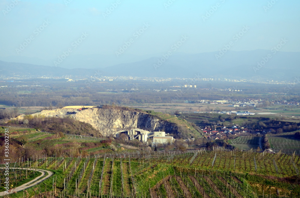 Blick vom Kaiserstuhl auf den Steinbruch in Bötzingen