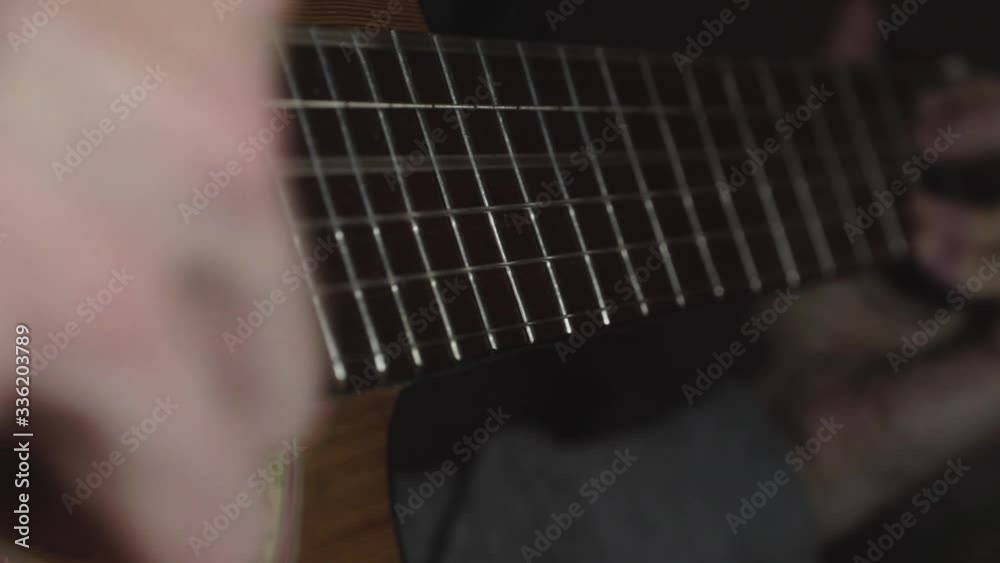 Tocando la guitarra