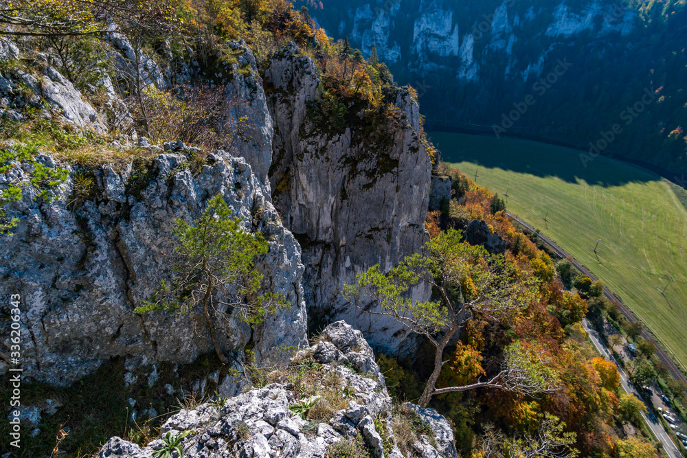 Obraz premium Autumn hike in the Danube valley