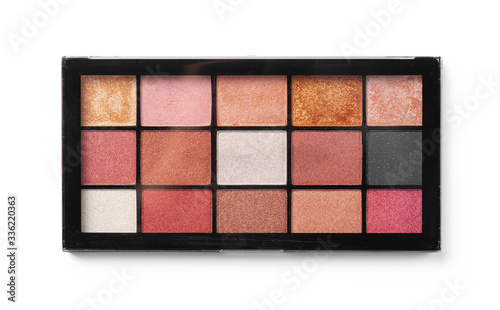 Foto Make up colorful eyeshadow palettes on white, close up