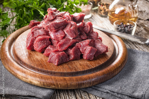 Canvas-taulu Beef stew prepared on a chopping board.
