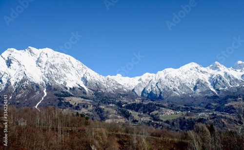 montagne innevate dell'Alpago, Belluno, Italia