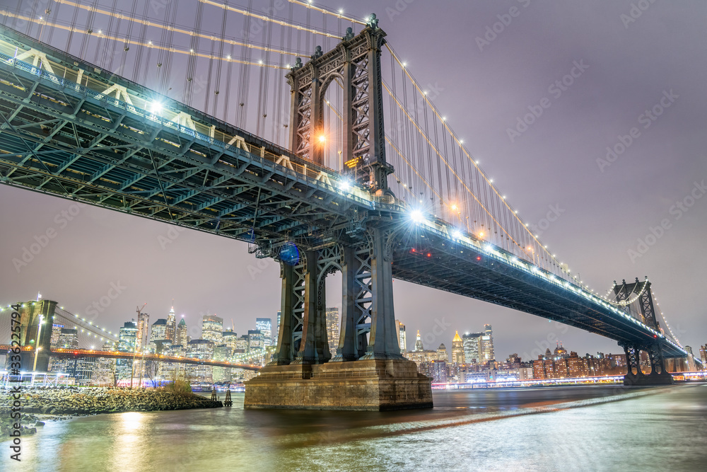 Fototapeta premium Niesamowity widok na Manhattan i Most Brookliński nocą, sezon zimowy, Nowy Jork