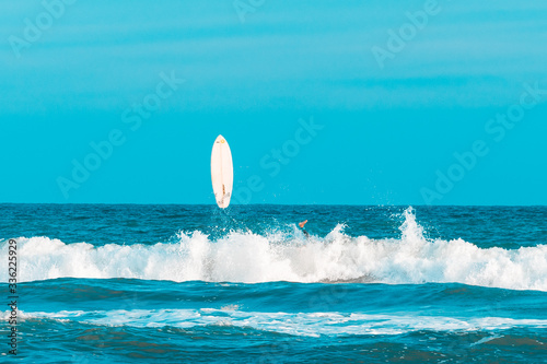 caida surf mar tabla