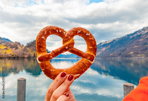 Um pretzel pra quem tem fome nesse belo lago da Suiça photo