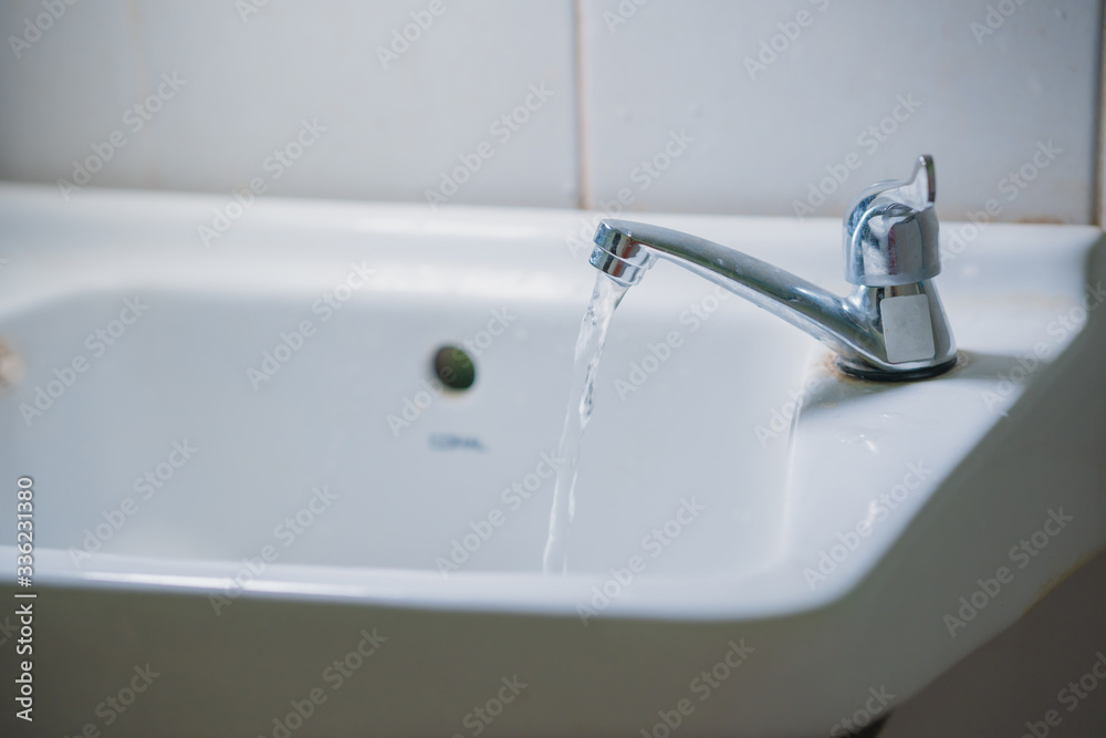 Open the water flowing in the bathroom sink. Open the water flowing in the bathroom sink.