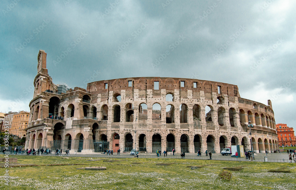 Vista externa do Coliseu com poucos turistas por causa da Covid-19