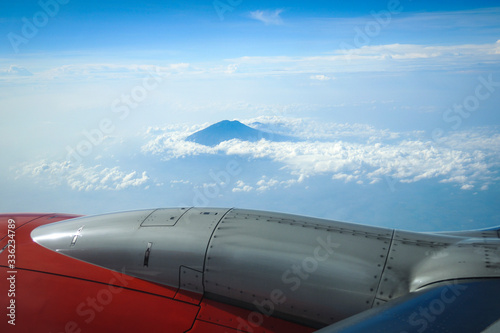 Vista de una monta  a desde la ventana de un avi  n en el aire