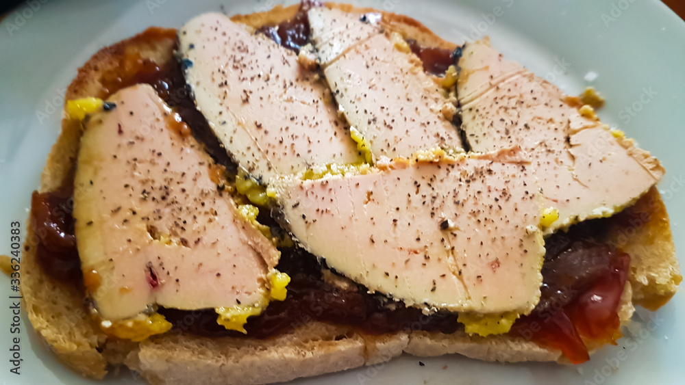 Foie gras sur sa tranche de pain aux figues , chutney d'oignons et confiture de prunes