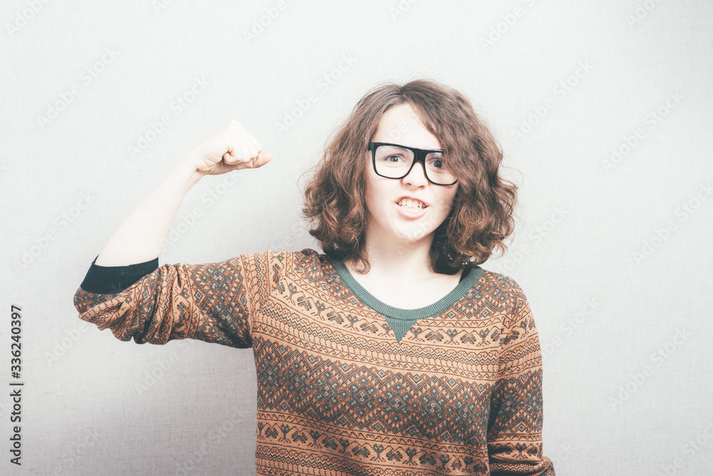 Fotografie woman showing biceps