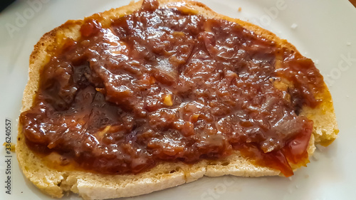 Tableau sur toile Foie gras sur sa tranche de pain aux figues , chutney d'oignons et confiture de