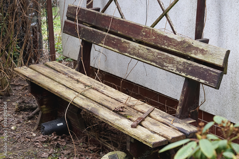 Naklejka premium old wooden bench in the yard