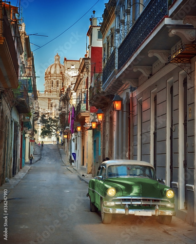 Canvas Print Old green classic car on the streets of Havana