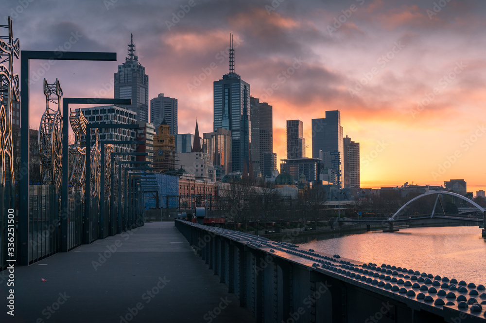 Obraz premium Melbourne cityscape at sunrise with Melbourne CBD skyscrapers and Southbank