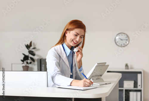 Female medical assistant wo...