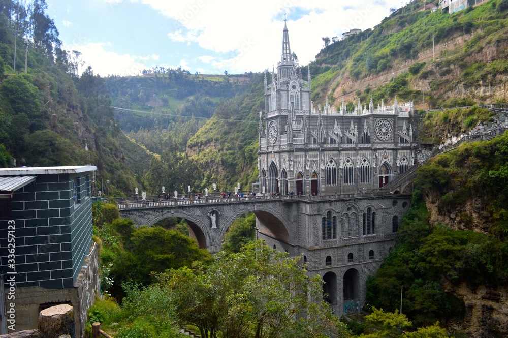 Iglesia de las Lajas, Ipiales Nariño. Construida en medio de dos montañas Iglesia de las Lajas, Ipiales Nariño. Construida en medio de dos montañas