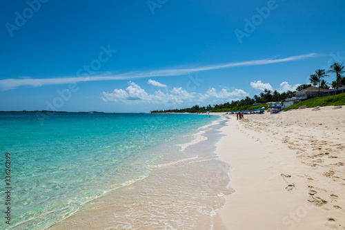 Fototapeta Naklejka Na Ścianę i Meble -  Tropical seascape - view of Cabbage beach (Paradise Island, Nassau, Bahamas).