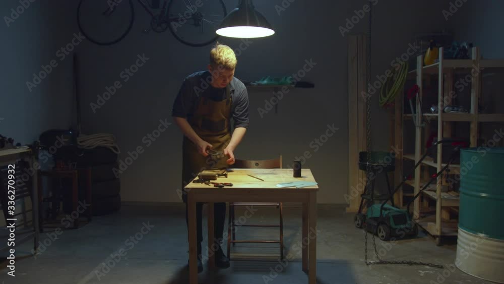 The master puts the instincts on the table. Stay home The master puts the instincts on the table. Stay home