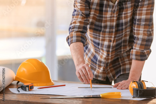 Male builder working with h...