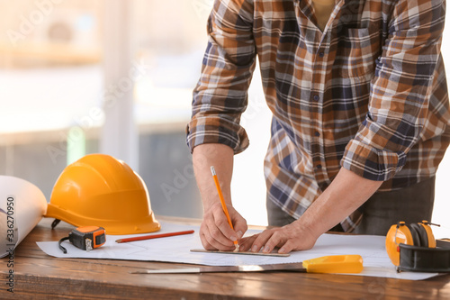 Male builder working with h...