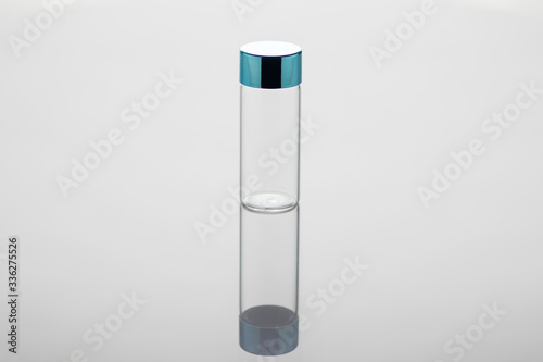 Bodegón de frascos de vidrio con tapa. Envases de vidrio con tapa para medicamentos, líquidos, perfumes, aceites esenciales, muestras de laboratorio, cosméticos o similares.