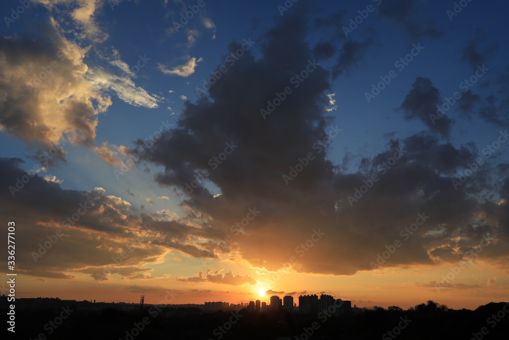 Pôr-do-sol na zona oeste de São Paulo, Brasil
