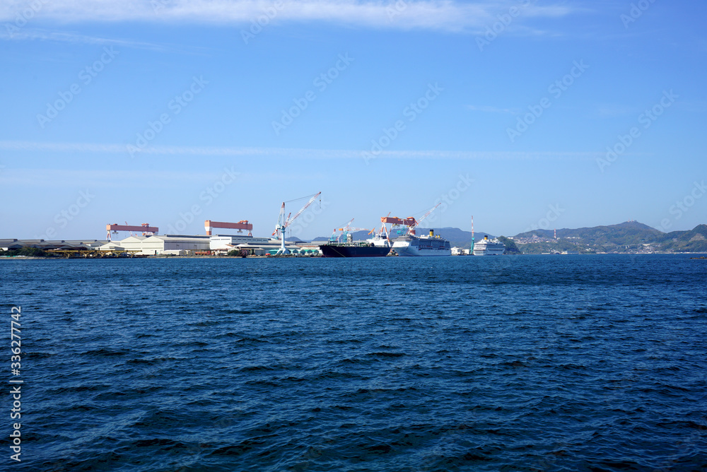 日本の港に停泊する大型クルーズ船、修理のために停泊する大型クルーズ船