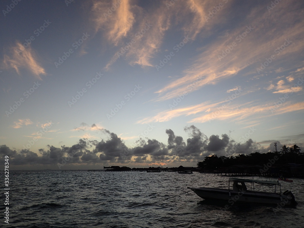 ボルネオの海の朝焼けの雲 ボルネオの海の朝焼けの雲
