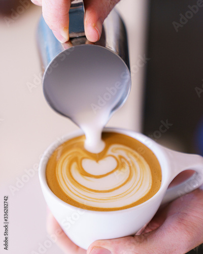 cappuccino latter art pour barista