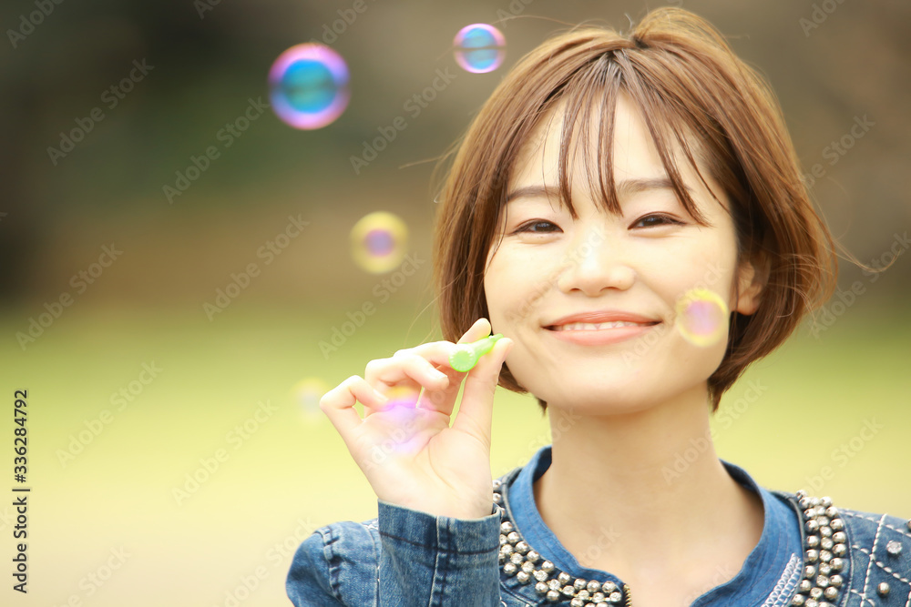 シャボン玉を吹く女性 シャボン玉を吹く女性