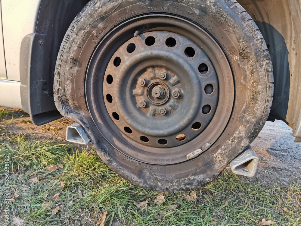 What to do with a plate Tire broken - flat tire - breakdown service - Was tun bei einem Platten? Reifen kaputt - platter Reifen - defekter Reifen - Abschleppdienst. Reifenwechsel What to do with a plate Tire broken - flat tire - breakdown service - Was tun bei einem Platten? Reifen kaputt - platter Reifen - defekter Reifen - Abschleppdienst. Reifenwechsel