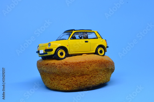 Fototapeta Naklejka Na Ścianę i Meble -  toy car with cake