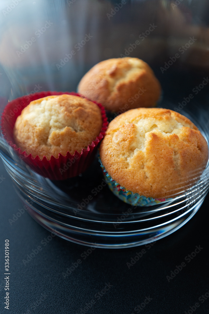 Muffins appétissants dans un bocal en verre Muffins appétissants dans un bocal en verre